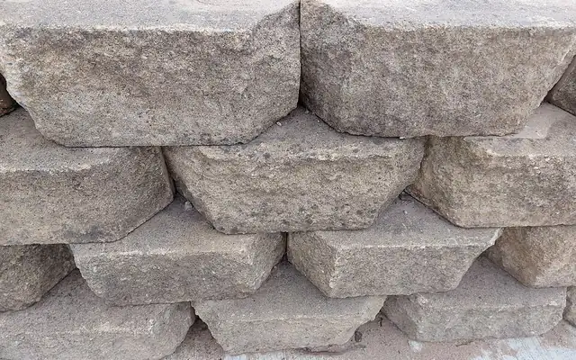 Stacked concrete retaining wall blocks